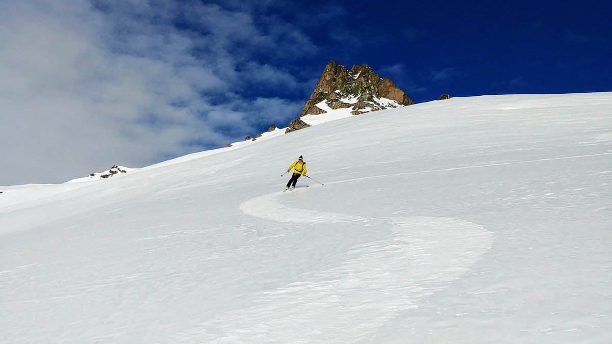 guidespacekilly's tweet image. Cordée en pleine lumière, à cheval sur la frontière franco-italienne, emmenée par l&apos;un de nos guides expérimentés.