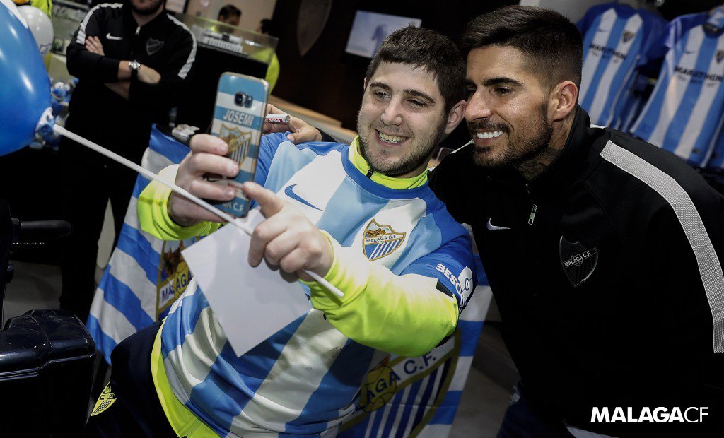 MalagaCF_en's tweet photo. FANS| 📸 @samuel7garcia: "You always want to be with those who love you, with your people" 😍 #WeLoveSamu💙 #WelcomeSamu https://t.co/PKSeKOZ3oJ