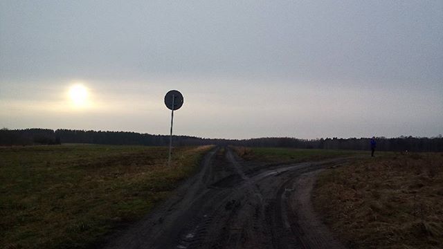 yoskine's tweet photo. Spacerek☺
#spacer #spacerek #ostatnidzieństycznia #słońce #sun #zachódsłońca #niebo #sky #krajobraz #landscape #spacerzpsem #spacerzmamą #Zdory #wieś #vilagge #countryside #country #droga #ścieżka #road https://t.co/800WCpTwrz https://t.co/icrzsB9Cpa