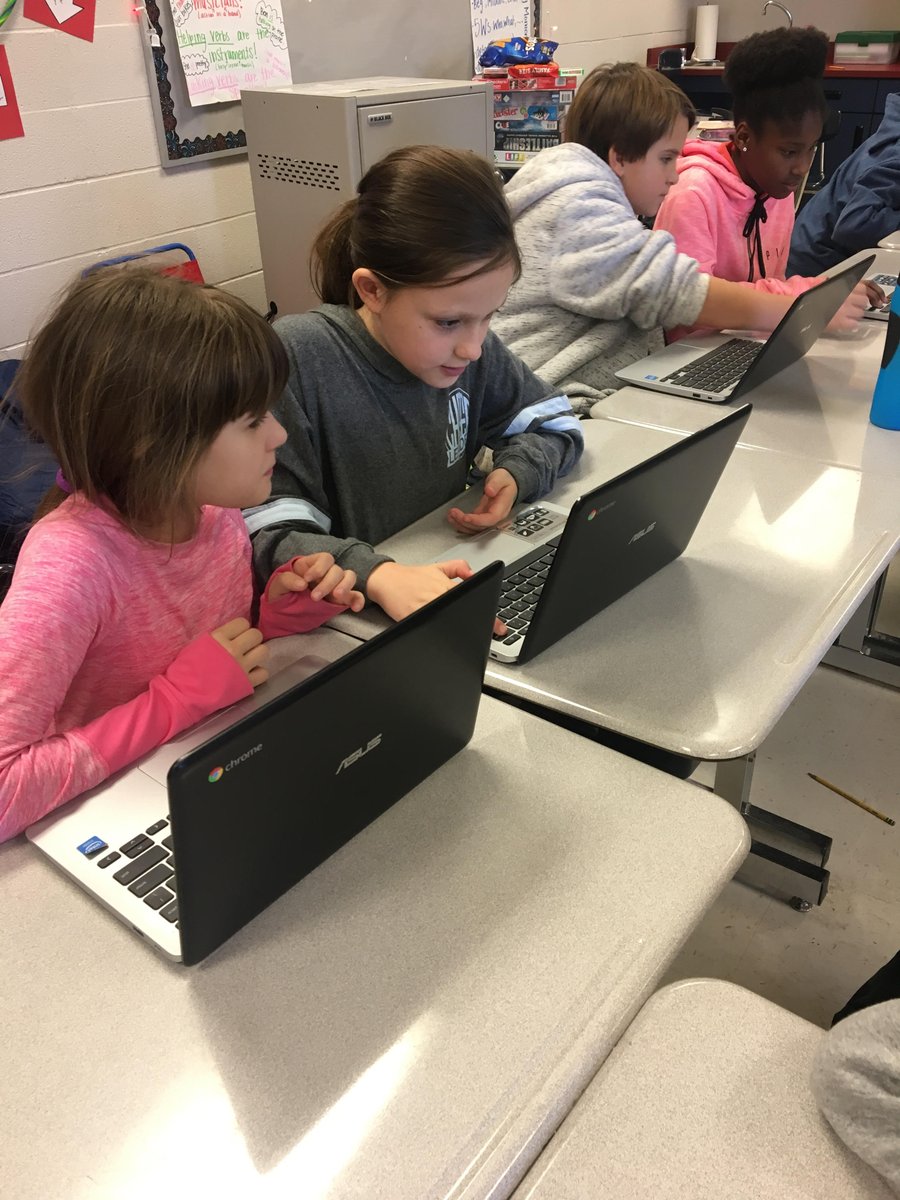 MsCScallan's tweet photo. Collaboration with three 5th grade classes to create a "Homograph PowerPoint" through Google Slides! #technologyandteamwork https://t.co/xhIEMok32U