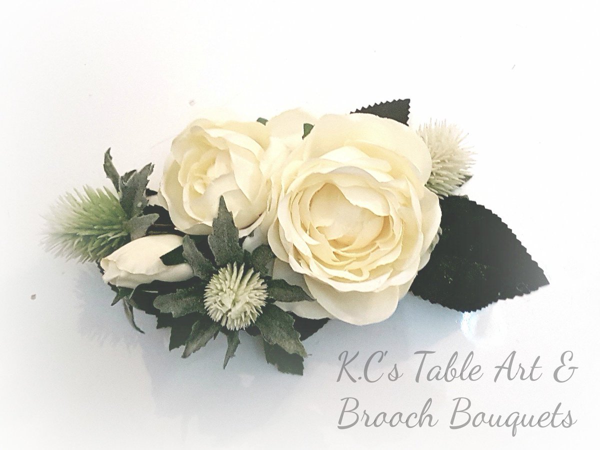 KCs_TableArt's tweet photo. Gorgeous hand decorated comb made to order by https://t.co/fvWiflLAdj prices start at £19 www #handmade #bridesmaids #bride https://t.co/UgKnnmsfr9