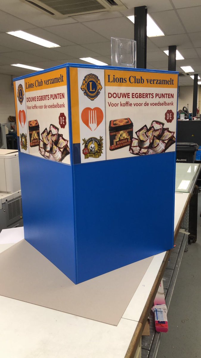 De Lions koffiepuntenbus staat bij de Hema. Verzamel al je DE-punten en stop ze in de bus. Douwe Egberts schenkt hiervoor koffie voor de voedselbank in Wijchen