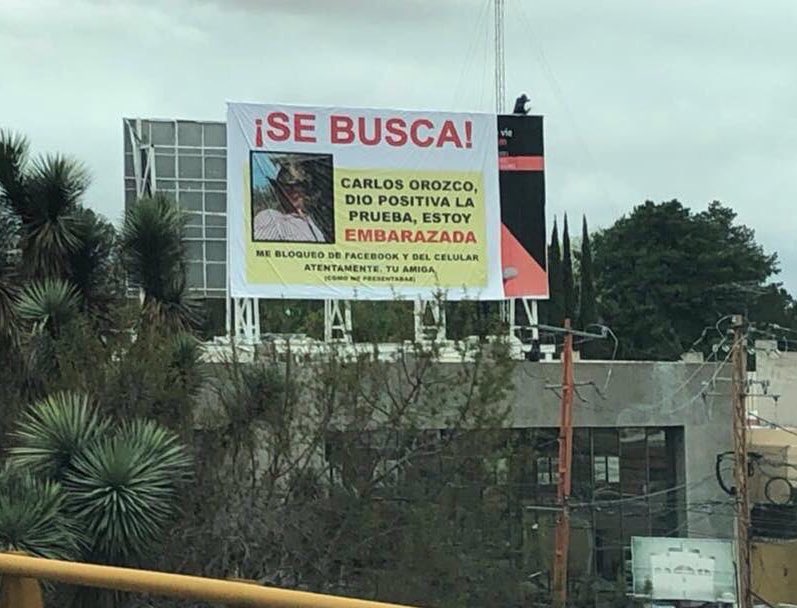 Ingenebria's tweet photo. Apareció Carlos Orozco, está allá arriba quitando el letrero. https://t.co/RCSHIxhrOB