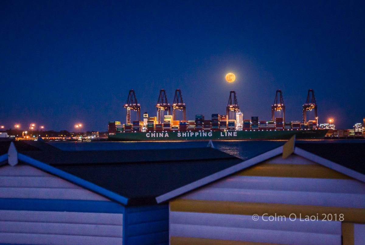 virtualcolm's tweet image. Another shot of the supermoon over Felixstowe #supermoon #Felixstowe #Harwich #ship #beachhuts