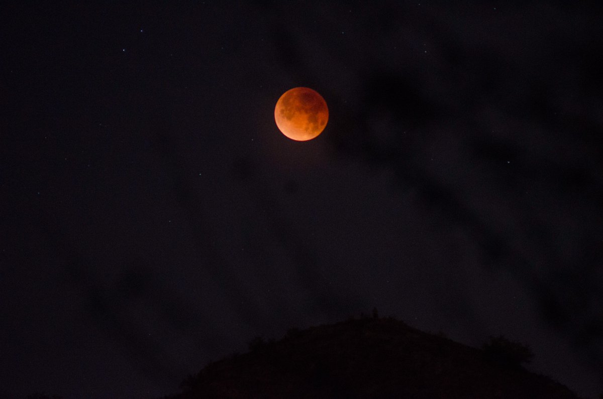 AMinuteADayTV's tweet photo. We're out in the Phoenix Desert filming the #lunareclipse! #phoenix #arizona #desert #photography #videography #southmountainpark #SuperBlueBloodMoon #supermoon #SuperBlueBloodMoon2018 https://t.co/zuM1SvBpvB