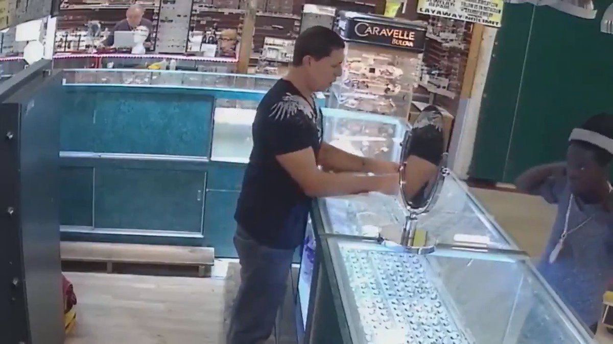 Know him? Man runs out of Oakland Park store with $60,000 gold chain around his neck. bit.ly/2GzcHMI https://t.co/aTuPbSsqvE