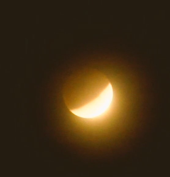 nishjamvwal's tweet photo. My moments in the sky tonight! Because tonight’s the night : Please stop all functions including sleep and look out it’s a lifetime experience ! #NishaJamVwal #SuperBlueBloodMoon india #bloodbluemoon #BloodMoon india https://t.co/SOFF2feQId