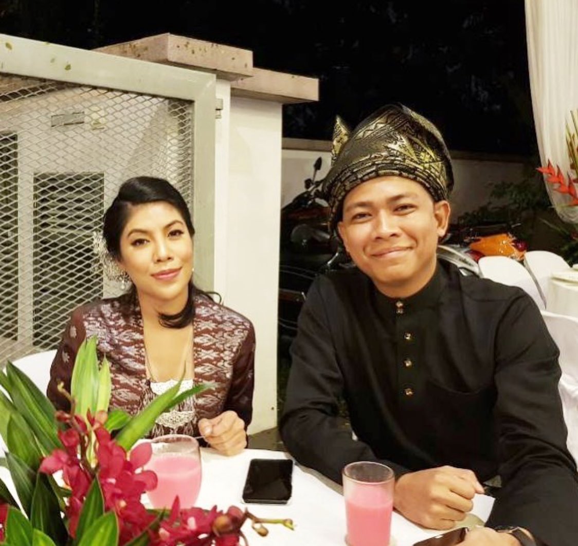 Umieaida's tweet photo. My beautiful little sister is getting married this week !!! I can’t believe that somebody is actually crazy enough want to join this family 😂 Love both of you @bettyrahmad @ardydamis #bettyanddamis #berinai #konsep #saloma #pramlee #klasik https://t.co/Eunwh7epjV