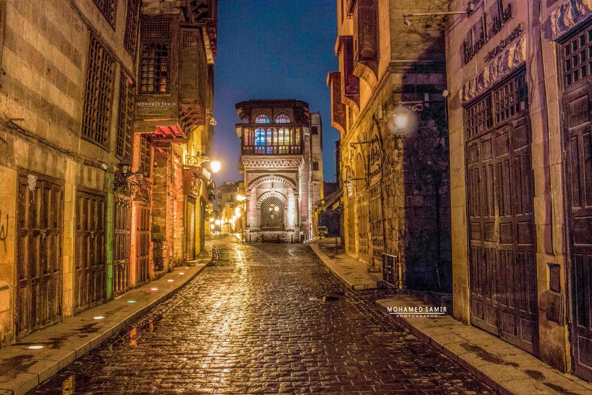 الصوره دي مصورها من سنتين تقريبا وباقل امكانيات تصوير و من اعز الصور علي قلبي لشارع المعز عشان كنت مخلص شغل 4 الفجر و لقيت المطر شديد روحت بالكاميرا علي المعز والحمدلله ربنا عوضني و الصورة دي نزلتلي في مجلة ماجزين ان بكوريا ضمن موضوع عني و عن تصويري 😇❤️