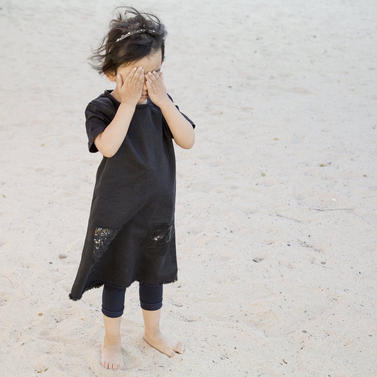 ayeina_official's tweet photo. When it's too windy to play in the sand but you don't want to give up! 😅
@BabyshopArabia #Ad #babyshop #itsyourstyle #babyshopwinter17 #barbieatbabyshop #babyshopw17 #newcollection https://t.co/c2td0Yrrvm