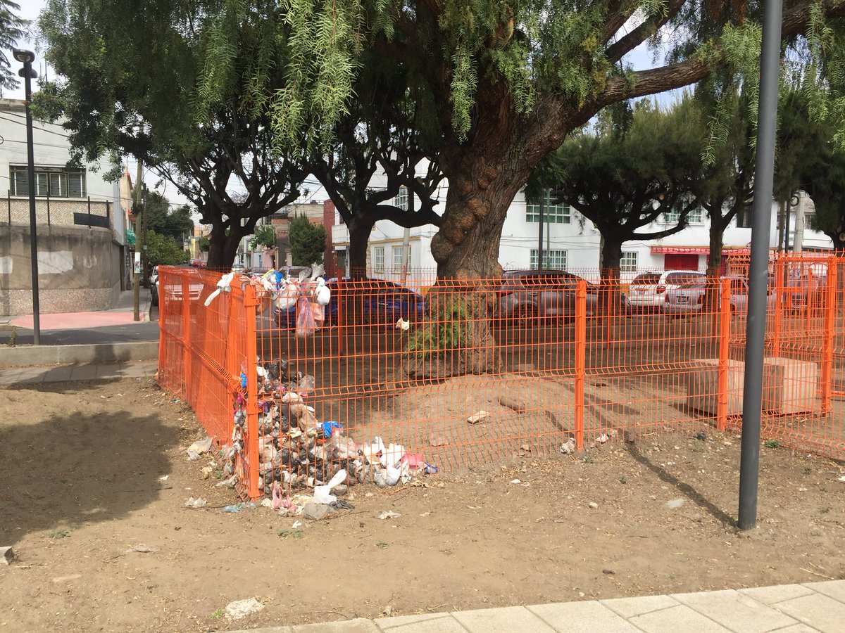 VecinosRI's tweet photo. Hicieron una sección especial para mascotas en el parque de #PlayaErizo y así lo tienen los #vecinosgandallas #vecinoscochinos #dueñosirresponsables @Iztacalco_Dele @SEDEMA_CDMX https://t.co/uDFWuRnPDW