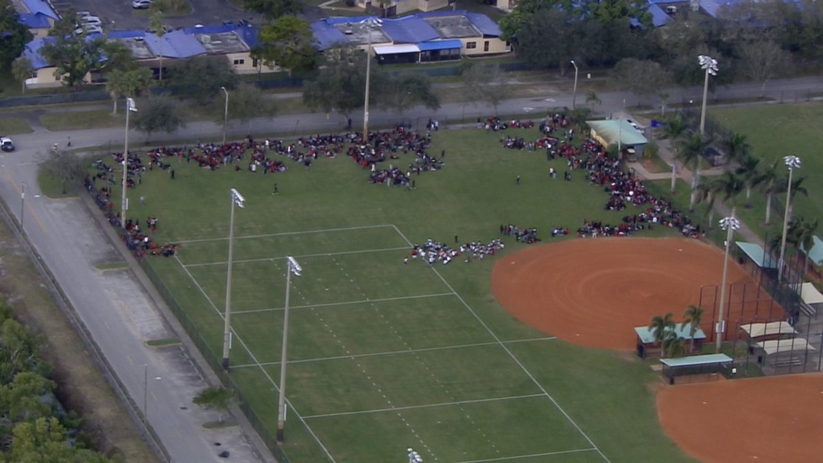 #BREAKING 2 Hollywood schools evacuated after bomb threat bit.ly/2DRkCaH?utm_so… https://t.co/lM5vwRF2Fh