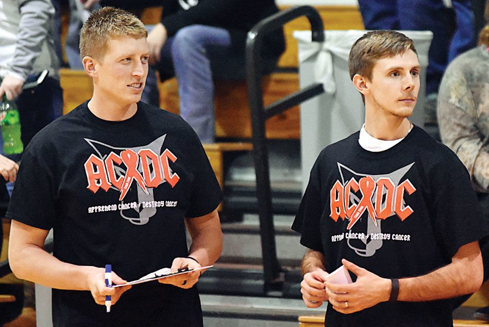 PO_Sports's tweet photo. A small gesture can go a long way. Estelline's basketball teams wore t-shirts to show their support of Waverly-South Shore teacher/coach/father Ryon Gross last night in their doubleheader #sdpreps https://t.co/cgRPp35t51 https://t.co/WNbz58UYsO
