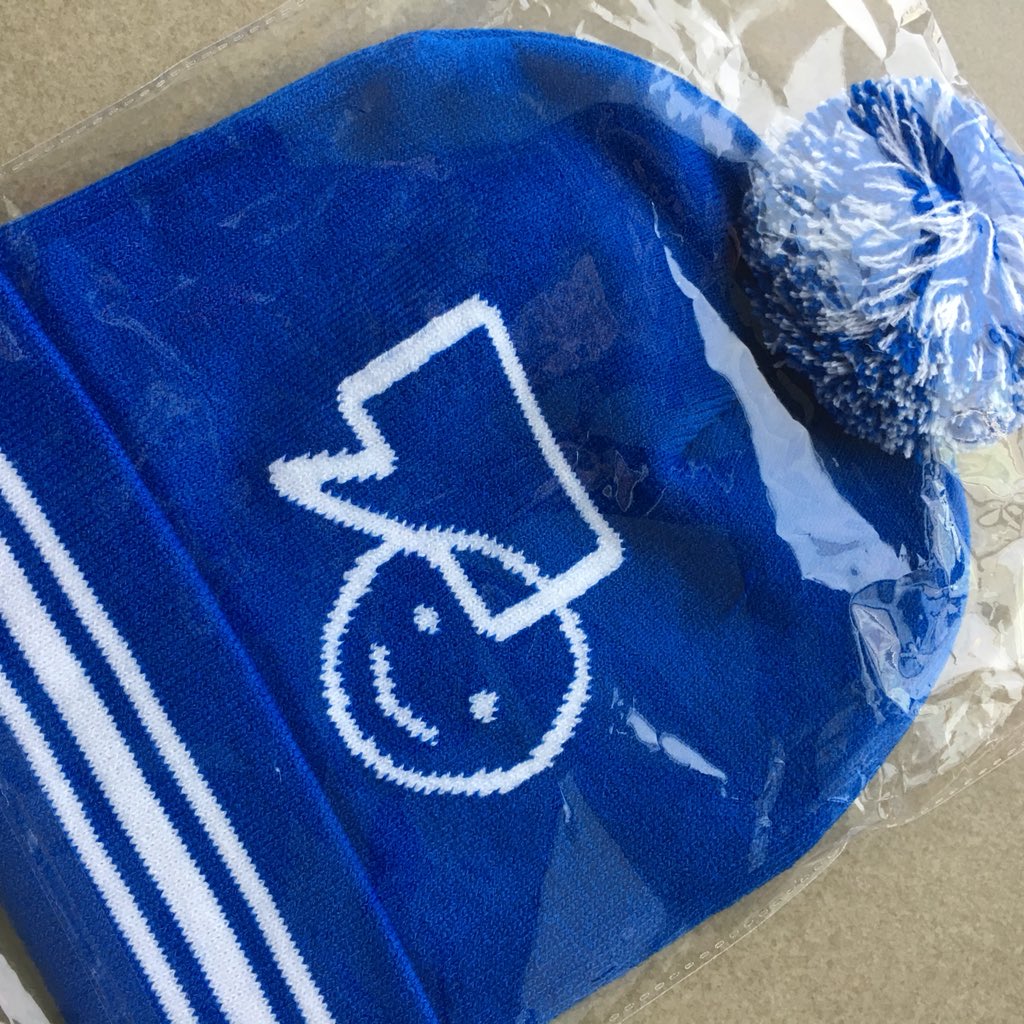 YorkUResLife's tweet photo. Being kind: Whether it's a smile or being a good listener, these simple acts of kindness can help open up the conversation. Residents can connect with Residence Life staff to receive a #BellLetsTalk toque while supplies last. #YURL #YUMentalHealth https://t.co/ETpS3qntDi