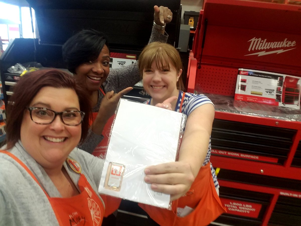 beck_missy's tweet photo. @allisonharper21 is knowledgeable help in the aisles! #PKcertified #DrivingLTSA #Training @DavidMann2720 @JoanCarlton3 @troyer_paige @bobsaniga https://t.co/6laycck6jZ