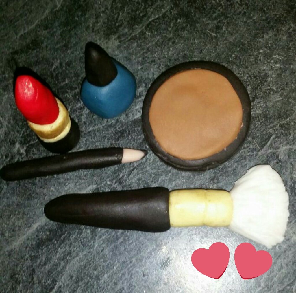 Kusherekea's tweet photo. Gumpaste #makeup for a very special #cake https://t.co/XiDWcwo4Na