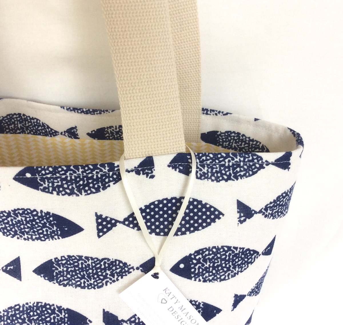 katymason32's tweet photo. #fishbag pretty yellow lining #handmadehour https://t.co/P8JaG4Uq7M https://t.co/wMQY8ynI3p