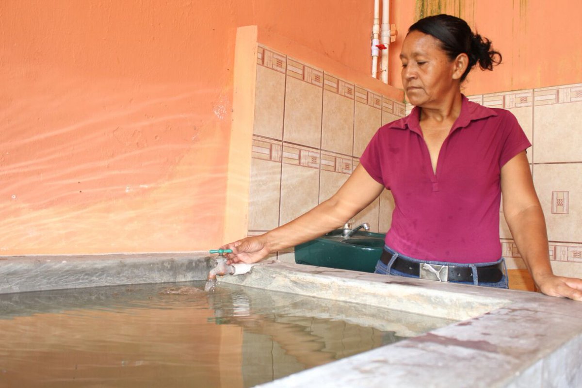 FHIS_HN's tweet photo. La inversión de los proyectos asciende a los 265 millones de lempiras, fondos provenientes de dos convenios de préstamo del BCIE. #HondurasAvanza #IDECOAS #BCIE #ManosALaObra #Agua https://t.co/gN6to8IRqV