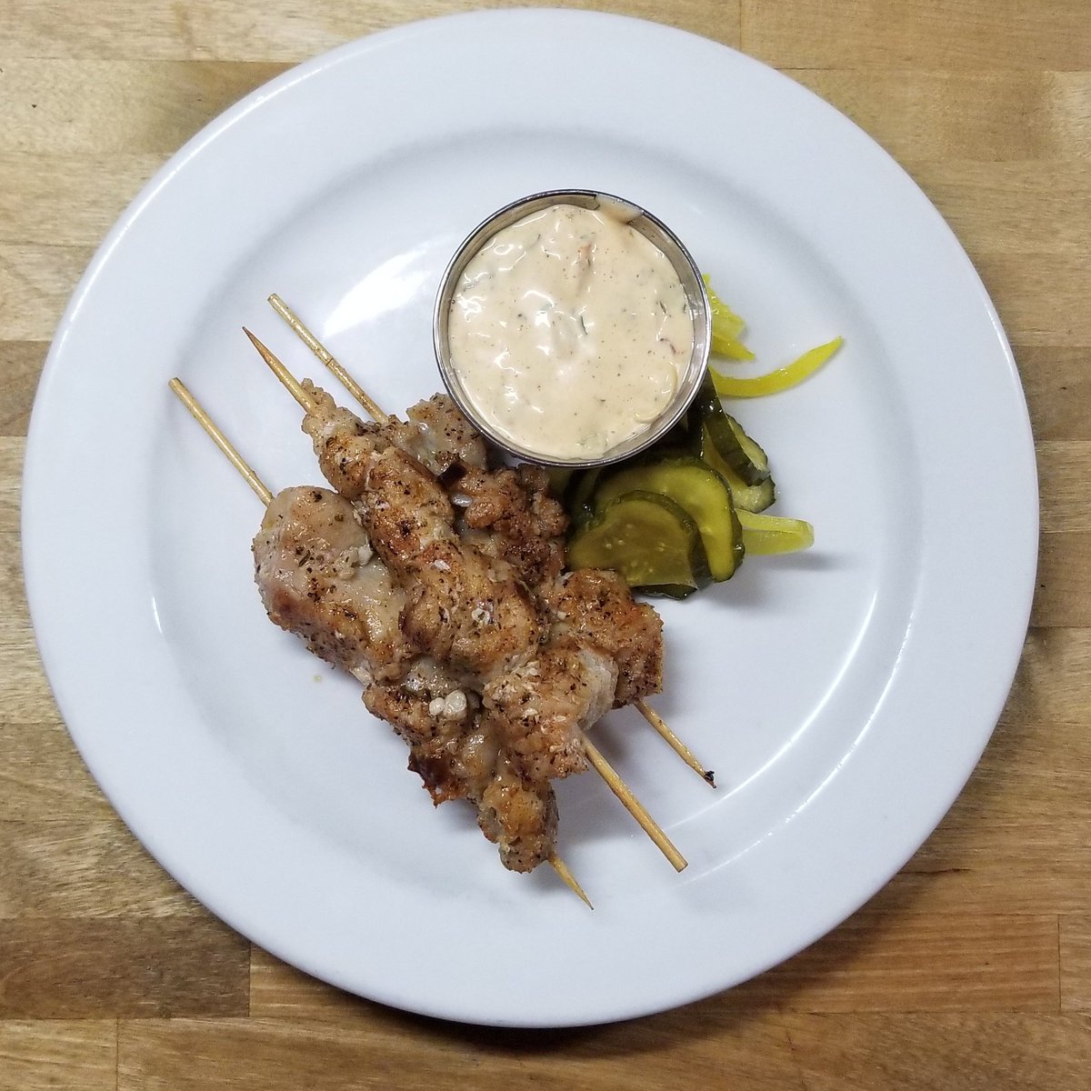 ArtisansTable's tweet photo. Blackened alligator skewers with house made bread and butter pickles and roasted red pepper remoulade. #uglydelicious https://t.co/SNtW3SFi3Q