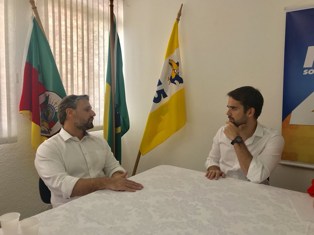 felipemartini45's tweet photo. Estive hoje com @EduardoLeite_ . Conversamos sobre o futuro do partido, sobre possíveis coligações, o cenário político para 2018 e um projeto inovador para o Rio Grande.
#FelipeMartini #RS
#DesenvolvimentoEconomico 
#EduardoLeite  #BoraFazer
#Mobiliza45 
#PSDB #PSDBRS #PSDBCanoas https://t.co/V1rxoUvBfN