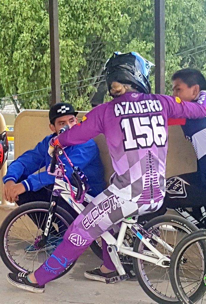 La campeona mundial juvenil de BMX @DomeAzuero96 durante su entrenamiento de ruta en la Pista La Concordia de #Cuenca como parte de la pretemporada con miras a los torneos 2018.