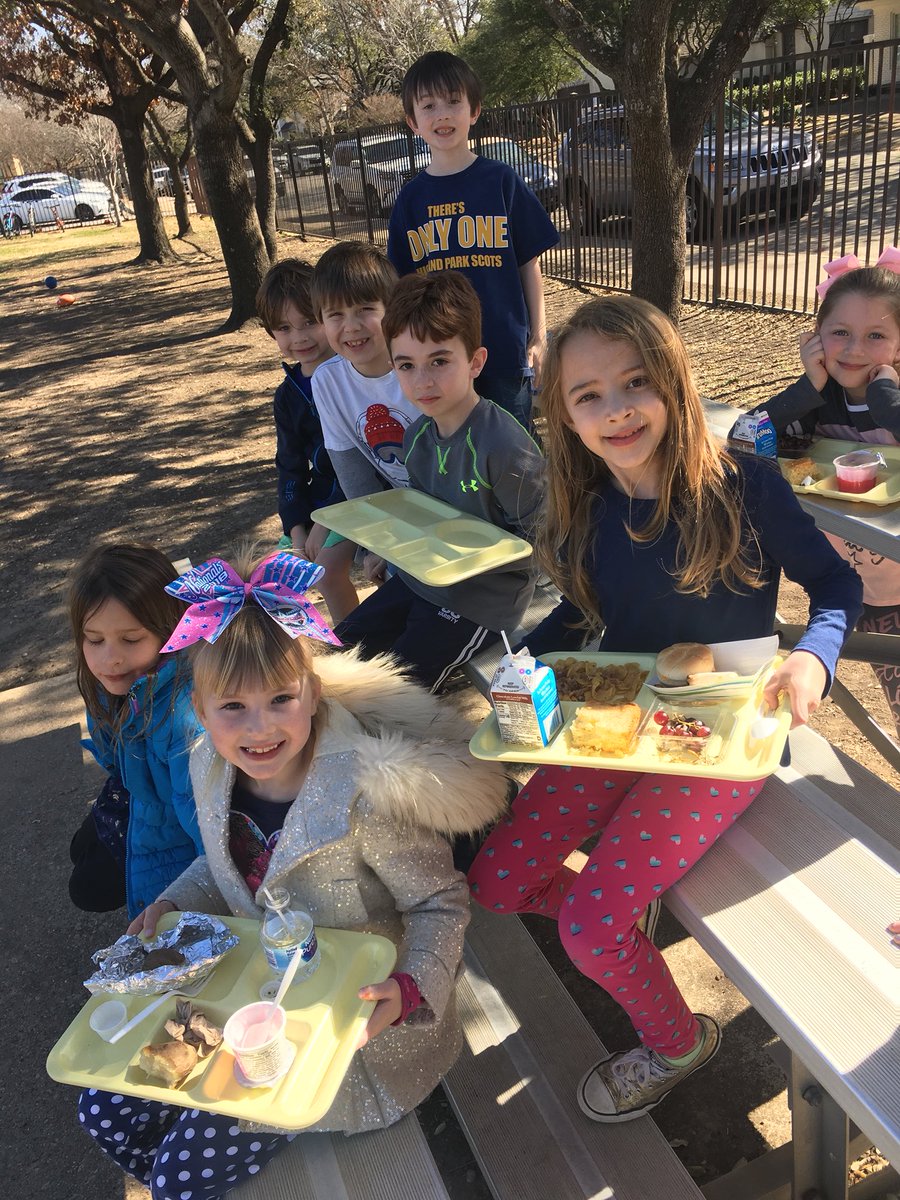 Bradfield209's tweet photo. Dining Alfresco! #sunnydayinBigD #71degrees #simplepleasures #happykidshappyteacher #peopleofBradfield @Bradfield209 @BradfieldBold https://t.co/rPuHWYIB6v