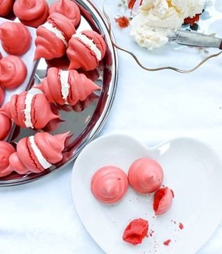 These Mini meringue kisses lightly flavoured with rose water are the perfect romantic dessert 💑😍 @baketheneat: #valentinesday #meringue #rosewater #dessert #romanticfood #recipes #baking #foodie #heresmyfood #thefeedfeed #yumyum #meringues #forkyeah #yummy #foodblogger