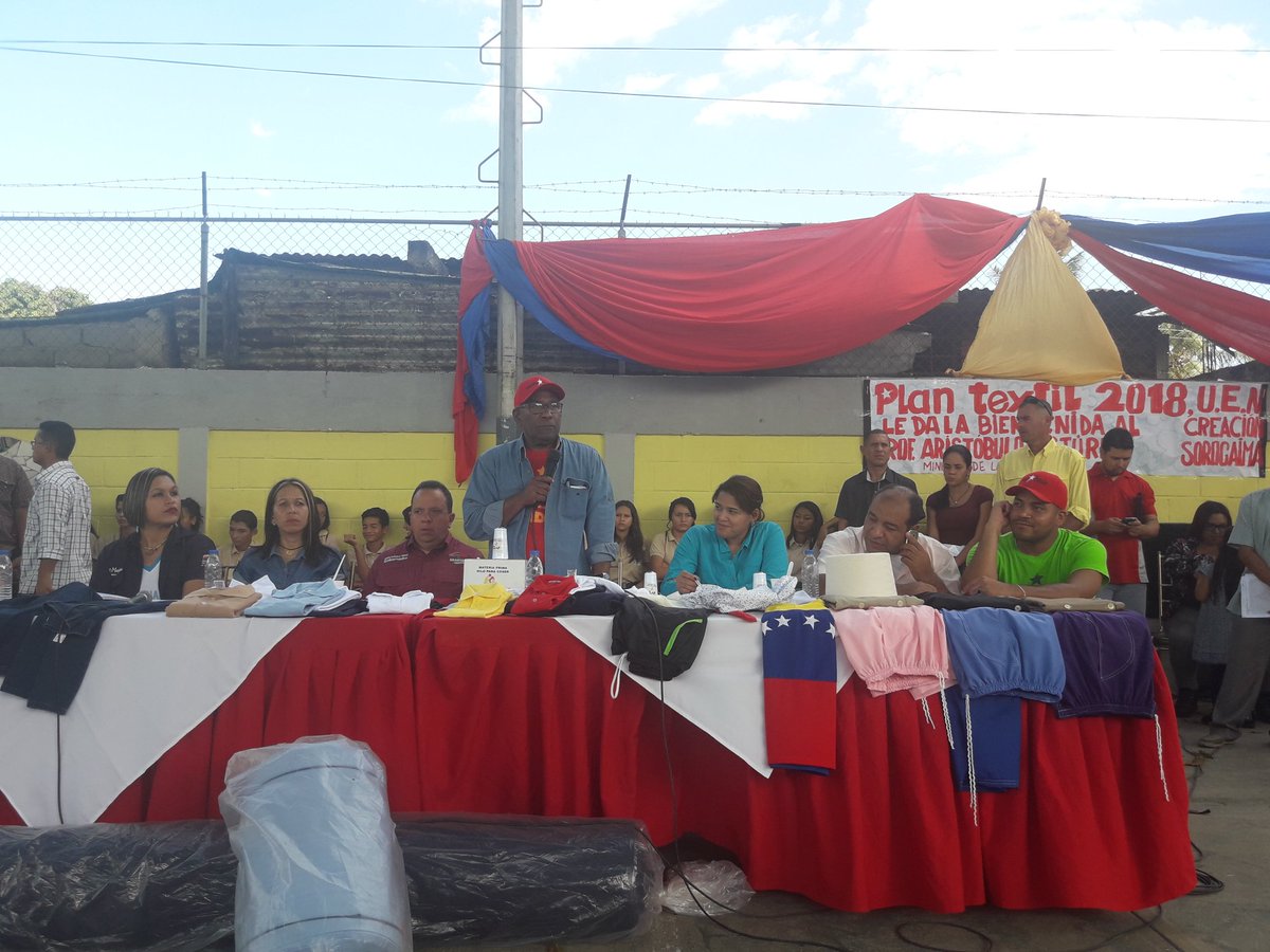 PabloCariaco's tweet photo. Encuentro con productores textil desde la U.E.N Creación Sorocaima en Aragua con el ministro @aristobuloisturiz y el gobernador @marcotorrespsuv @nicolasmaduro @kyraandrade_27 https://t.co/VxfK45rxc7