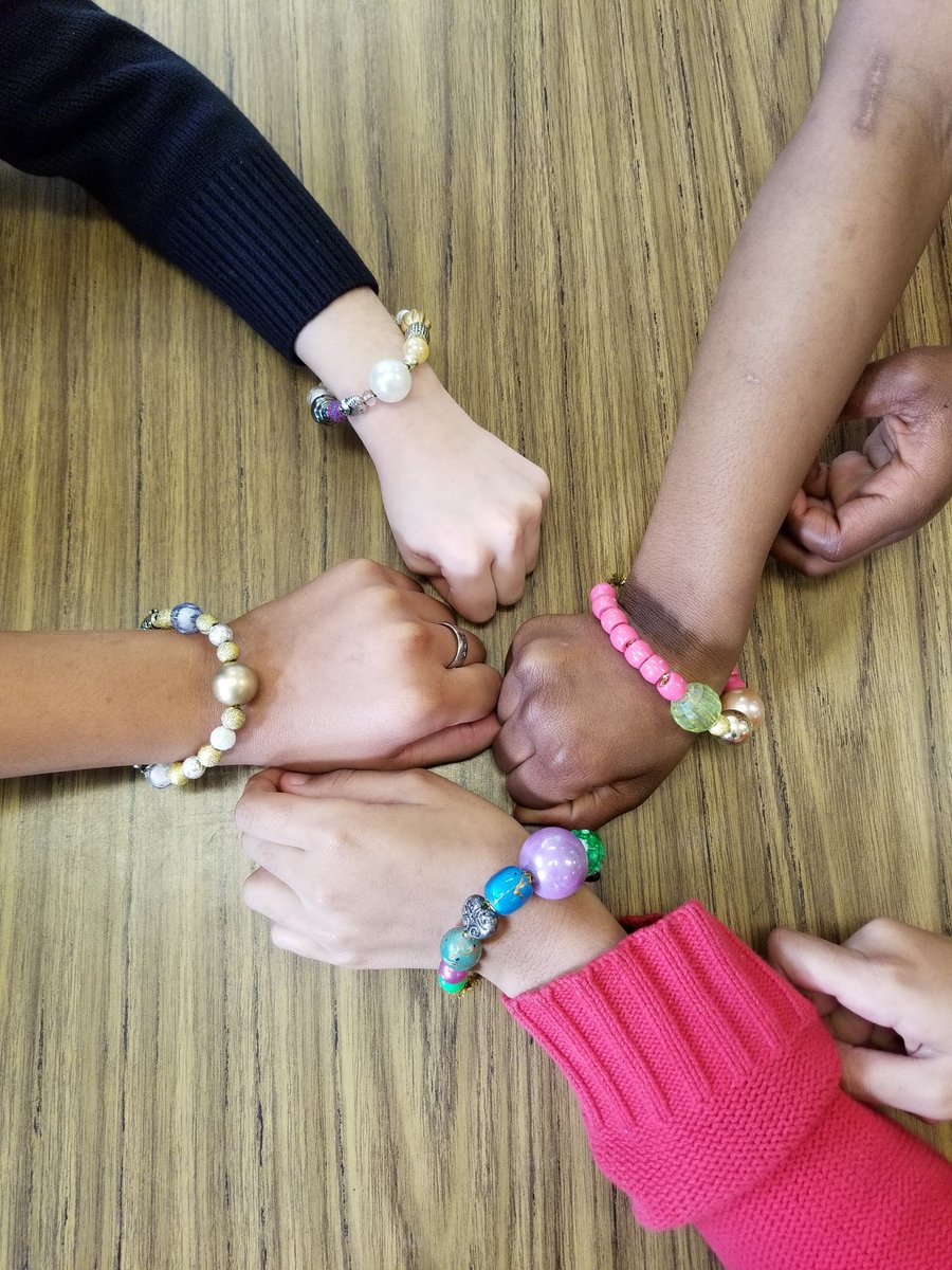 Lund_2ndGrade's tweet photo. 2nd &amp; 3rd grade Jewelry Making Club! They did such a great job creating amazing bracelets today! https://t.co/oyjKFXYtwQ