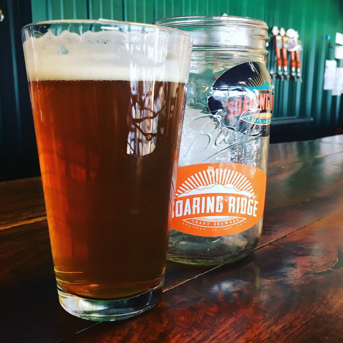 Happy Hump day y'all! You're halfway through the week so you should reward yourself with a crisp Virginia Creeper

#soaringridge #drinklocal