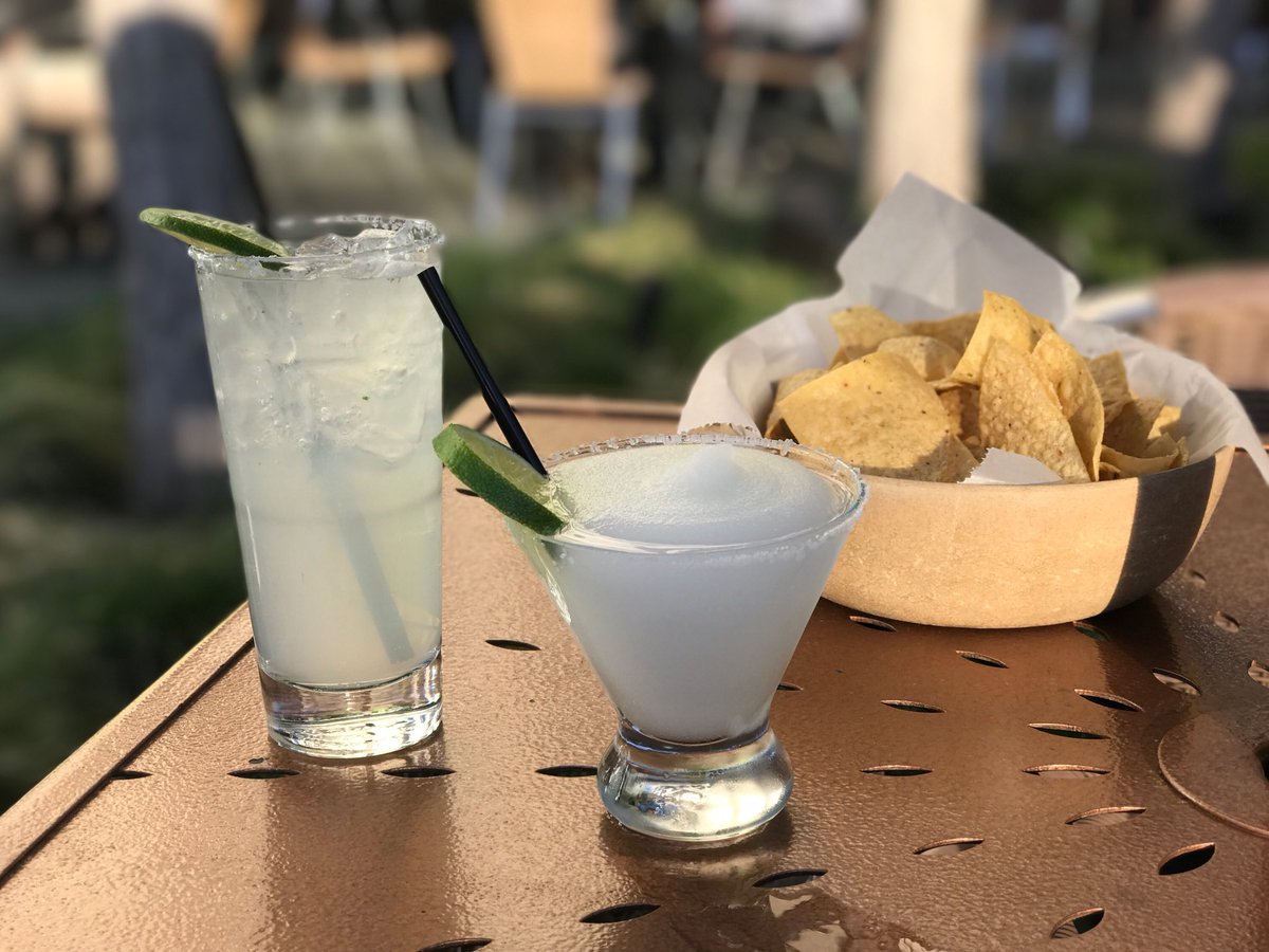 jorgestexmex's tweet photo. Today just screams “Margaritas on the Patio, pronto!”, and our Happy Hour justifies it. Get outside Dallas! 🌴🍹☀️🍹☀️🍹🌴 https://t.co/DbIb0rdWhK
