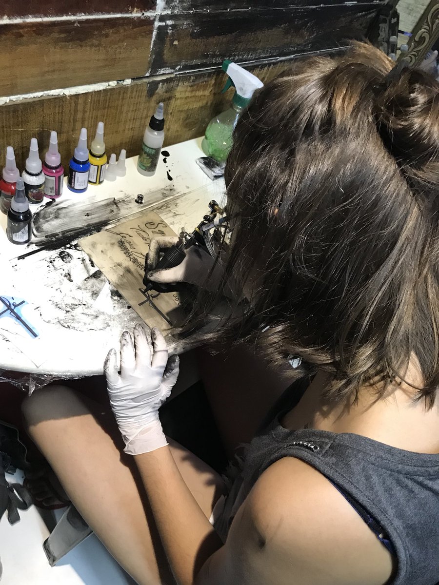 leticia_cossta's tweet photo. Galera amanhã vou começar a tatuar as primeiras cobaias, vou ficar até domingo tatuando DE GRAÇA, e a partir de semana q vem vou cobrar apenas o preço das tintas * SUPER BARATINHO *, se vc tá interessado em contribuir c uma tatuadora amadora só me chamar no probleminha https://t.co/zlzcIU8j7n