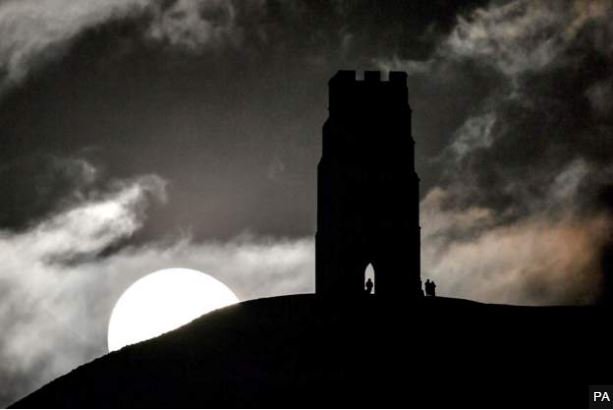 In pictures: #Supermoon2018 uk rises over Somerset bbc.in/2DQLLq0