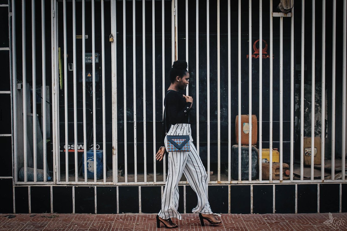 LydsDesign's tweet photo. Nos pochettes Dieyna de la collection Hope, sont désormais disponibles.
Ecrivez nous en inbox pour commander la vôtre.
Nous livrons dans le monde entier.
#madeinafrica #envelopeclutch #clutchbag #lydsbag #time4hope https://t.co/9JzbAyw2yT