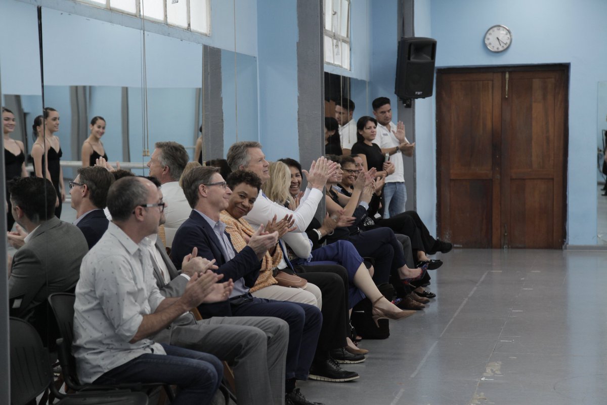 LiztDanceCuba's tweet photo. @LiztAlfonsoDanceCuba tuvo el privilegio de recibir en su sede, la visita de congresistas estadounidenses @RepBarbaraLee @RepKarenBass
@RepMarshall que disfrutaron del estilo de fusión que caracteriza a la compañía.
#danzafusión #intercambio #ballet #congresistas https://t.co/uwXTZYSzGd