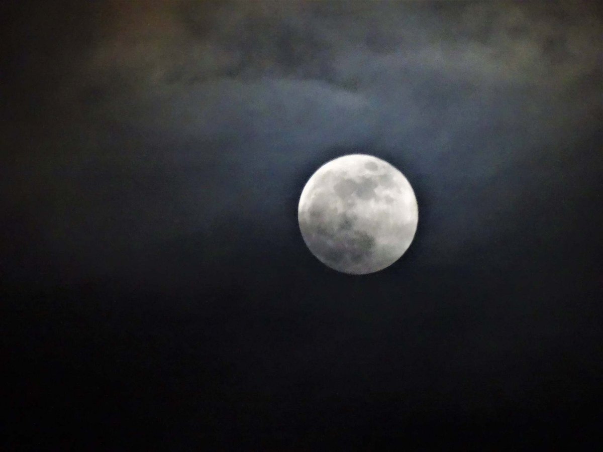 wordwatcher7's tweet photo. #SuperBlueBloodMoon escaping the clouds above #Edinburgh for a moment. Robbed of its warmth by the bitter cold evening but icy bright and intense instead. Beautiful #Scotland #moonbeaming https://t.co/N326je7UaQ