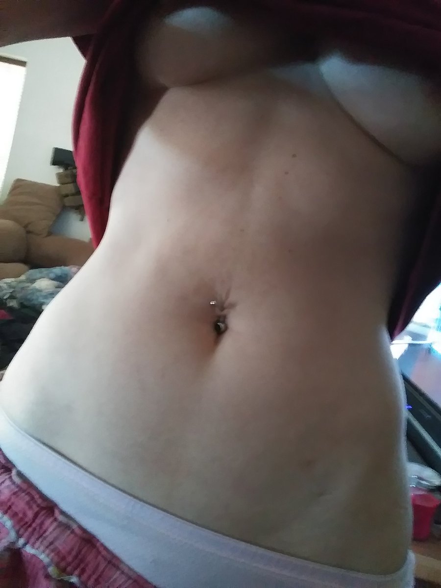 DaisyLayne1's tweet photo. Only good thing about being sick is the ab workout while doing nothing but laying around! #abshurt #avnflu #weightloss https://t.co/K8efQTCxbV