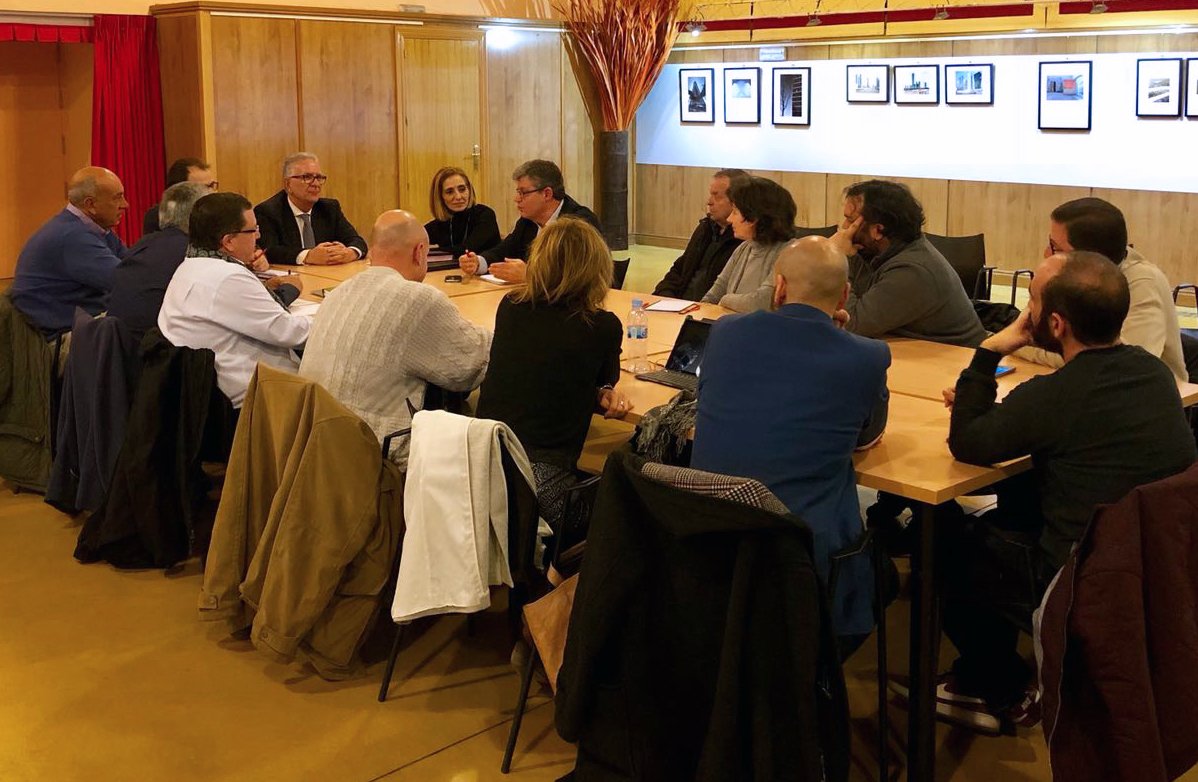 PSOEnaval's tweet photo. .@MariaJoseCappa @PSOEnaval se reune con @Chamorro555 @Viondi y representantes de municipios de la zona para reclamar mejoras en el transporte y la finalización de las obras del tren a #Navalcarnero 🚇https://t.co/spKbzrxa5Q https://t.co/OBg6eoGLUQ