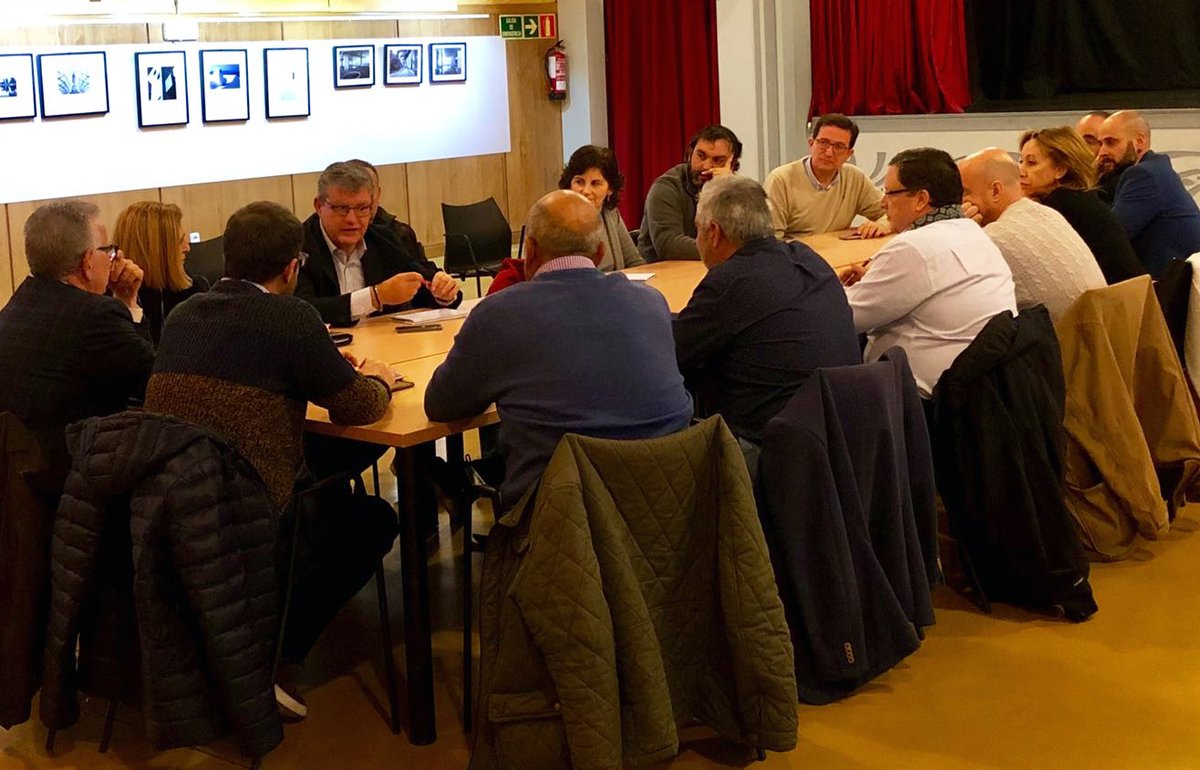 PSOEnaval's tweet photo. .@MariaJoseCappa @PSOEnaval se reune con @Chamorro555 @Viondi y representantes de municipios de la zona para reclamar mejoras en el transporte y la finalización de las obras del tren a #Navalcarnero 🚇https://t.co/spKbzrxa5Q https://t.co/OBg6eoGLUQ