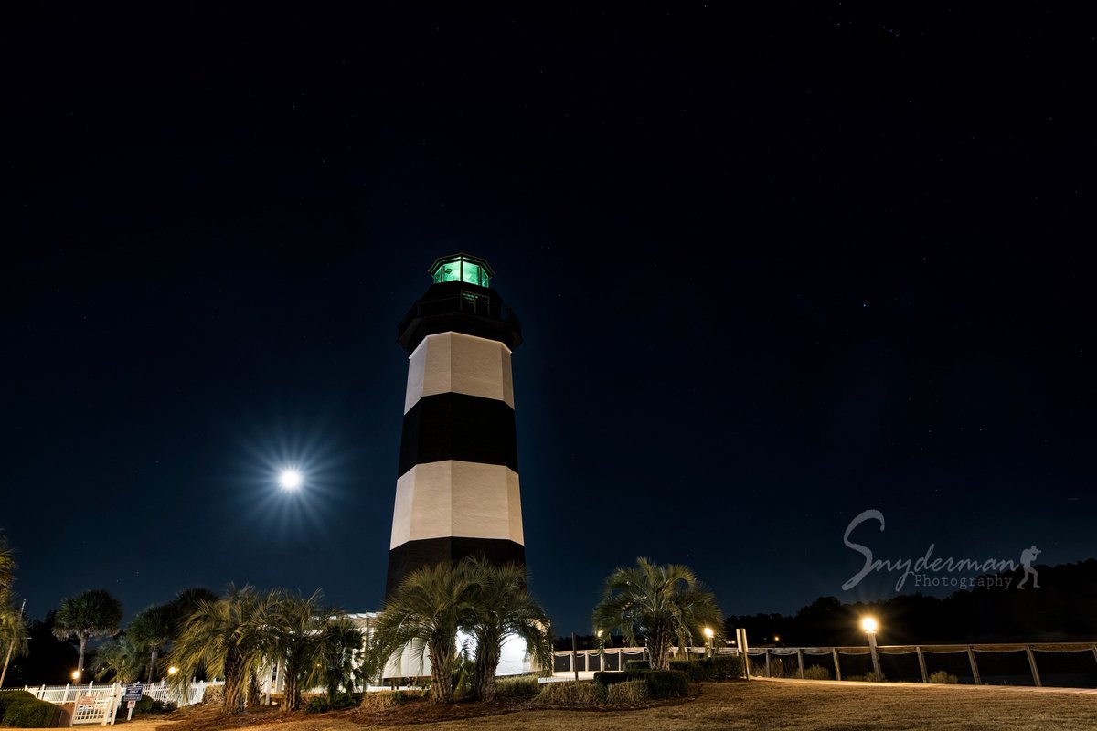 RealPhotoholic's tweet photo. #SuperBlueBloodMoon Governor's #Lighthouse #NonComposite #boat #fullmoon @EdPiotrowski @FarmersAlmanac @weatherchannel @JimCantore @StormHour @AMHQ @GrandStrandMag @MyMyrtleBeach @nightskynetwork #BlueMoon2018 #weather #scwx https://t.co/zKDwjEHejX