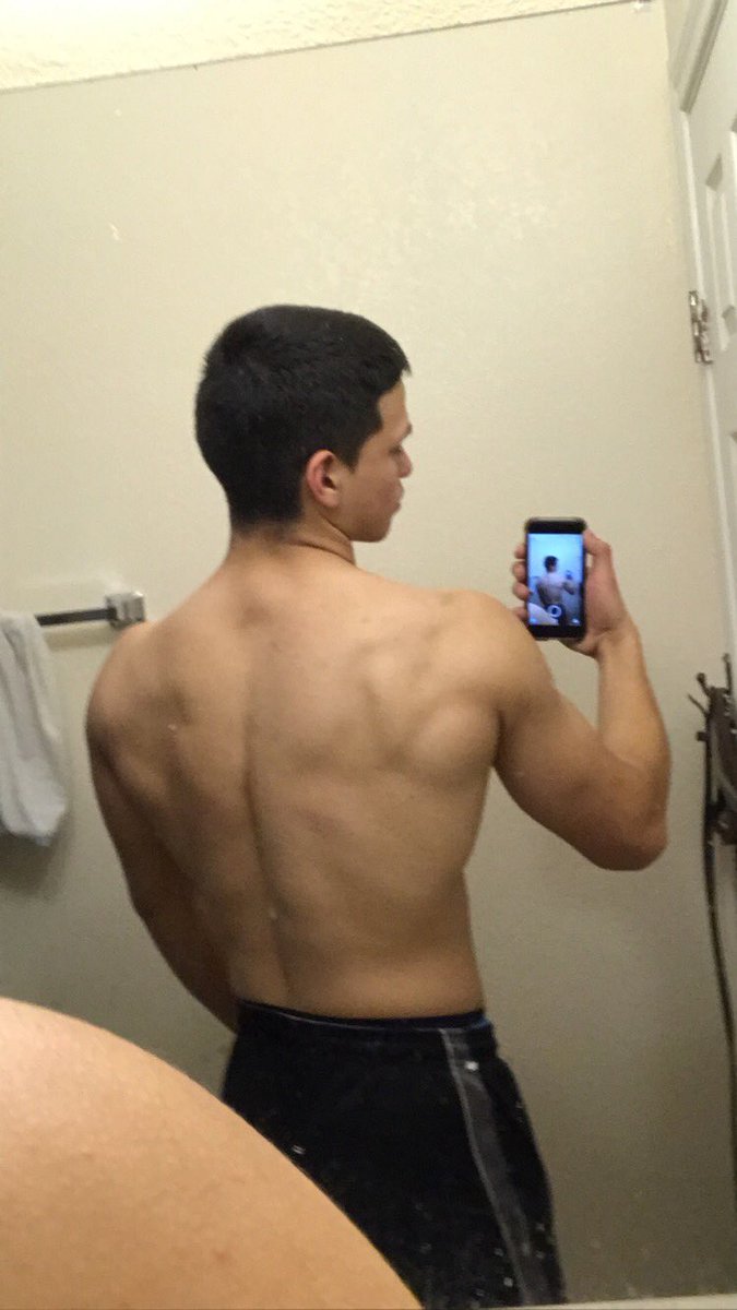 ElianRaptor's tweet photo. My back around a year ago and now https://t.co/3QPFnWeV9I