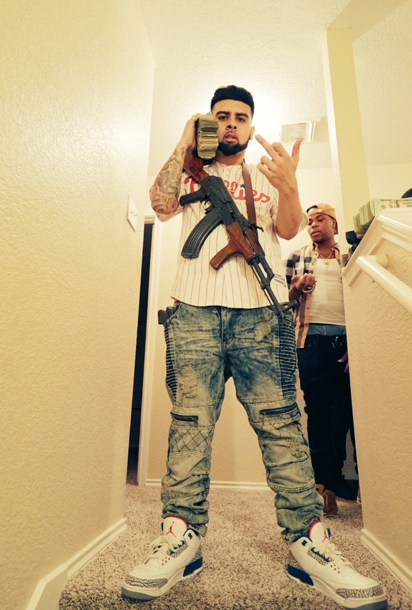 ABMBenji's tweet photo. ABMBenji$ x lay down remix dropping feb10th with the video🎥RT if your ready we goin up all 2k18 #ABM💰 #BagTalk🗣💸 #THCENT🔥🎶 https://t.co/odpNWSEkCj