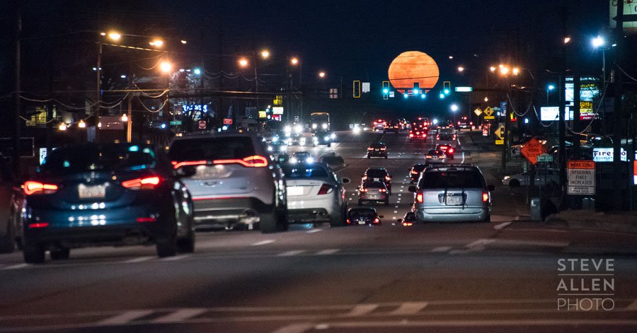 SteveAPhoto's tweet photo. Moonrise tonight over Highway 78 in Snellville. @DChandleyFOX5 @JoanneFOX5 @FOX5Atlanta @FOX5StormTeam https://t.co/7l3RFYRxQI