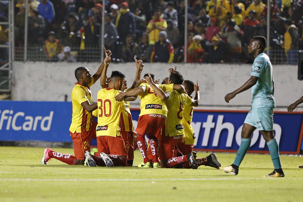 NicoLopez93's tweet photo. Aucas presentó su nuevo uniforme y su plantel para este año 2018. Jugó contra @BarcelonaSCweb que ganó 4-2 en su presentación. https://t.co/H6OW4FhKJA
