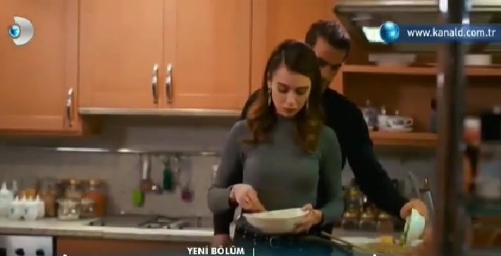 Olaya bak kadın resmen boşanma haberini aldıktan birkaç saat sonra adama menemen yapıyor.. Ferhat bey napıyorsunuz sinirlerim bozulduayğyüşğyülüsü #SiyahBeyazAşk #AsFer #BirceAkalay #İbrahimÇelikkol