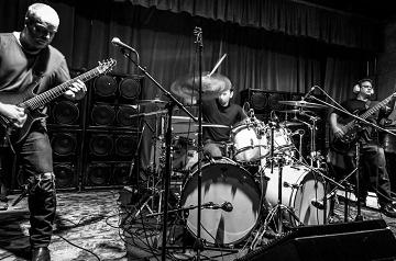 emilimiro's tweet photo. #onesdecrom amb BLIND IDIOT GOD, trio de rock accelerat, improvisat, funk i dub: https://t.co/wflvojIXK6 @lactual https://t.co/fuSZwFURDH