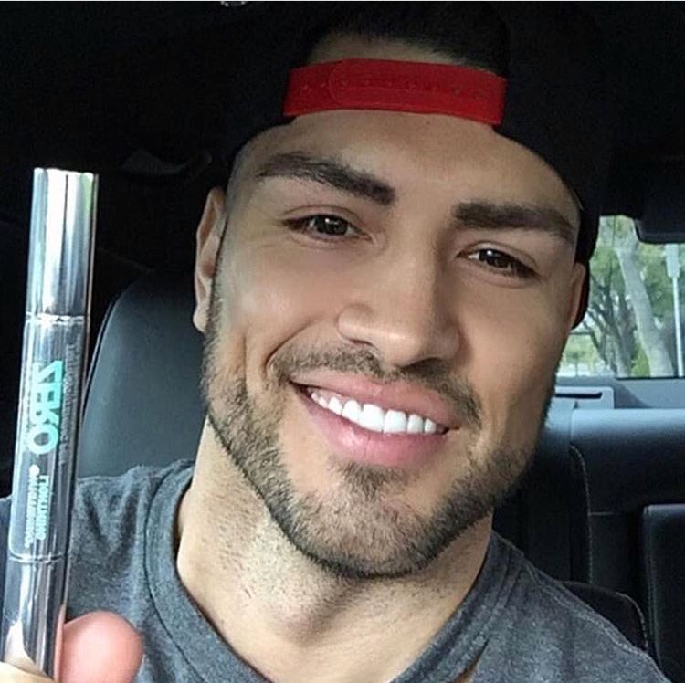 WhiteningLtning's tweet photo. Men need whitening too @mario8855 😱 loves our all natural whitening pen! Just paint on the gel and you’re good to go. ✨ #whiteningteeth #smilegoals #pearlywhites #ledwhitening #whiteningpen https://t.co/pk1OmMFzRy