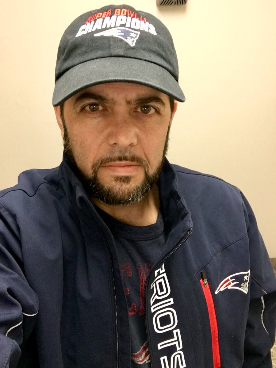 Batman24_7's tweet photo. #OntoSix #SBLII #SB52 #LetsGo #NotDone #GoPats #Patriots #Gronk #TB12 #SuperBowl #NFL #GOAT #NewEnglandPatriots #PatriotsNation #PatsNation https://t.co/IV9cRzMuor