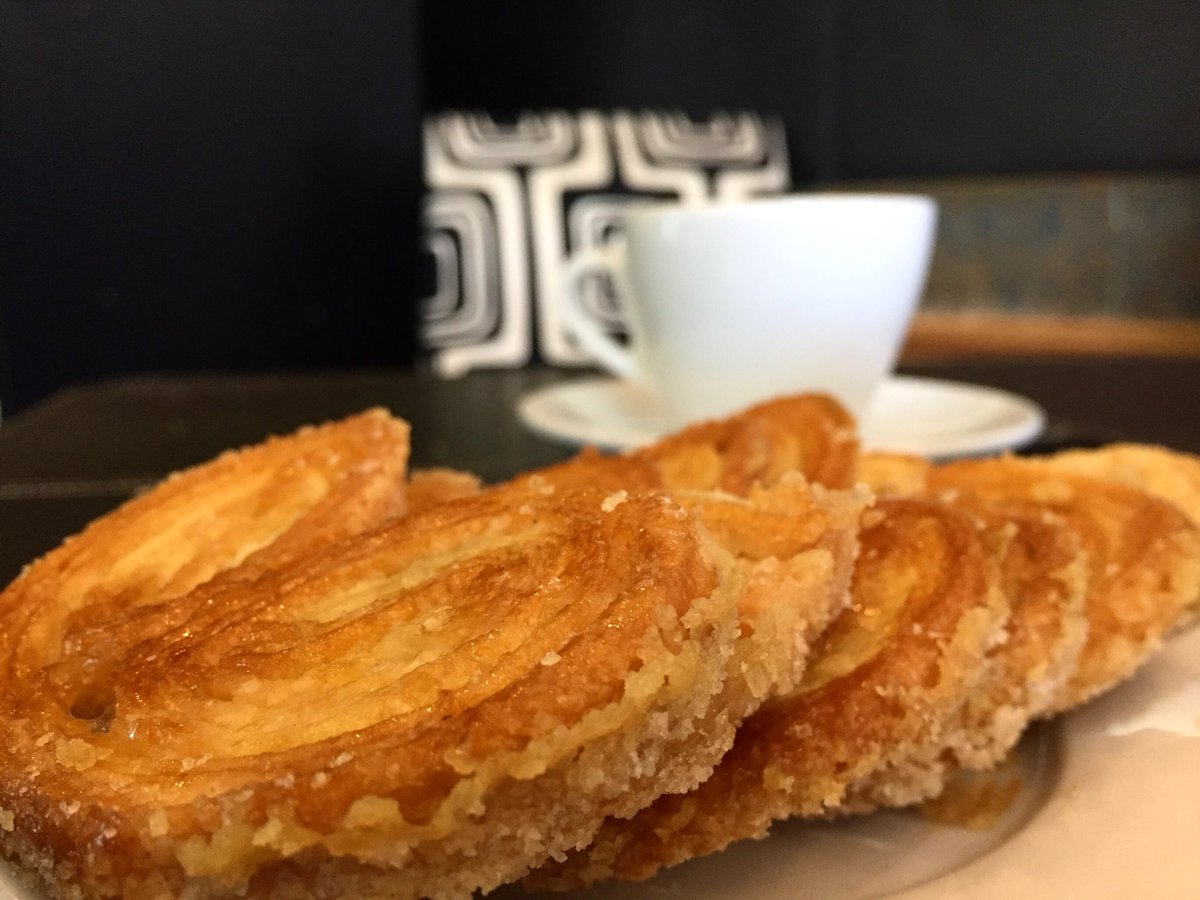 ednas_cafe's tweet photo. ¿Que tal éste plan para mañana en la tarde?. Menciona a quien invitarías a comerte un postre en Ednas.
.
.
.
.
.
#cafe #coffee #ednascafe ##coffeelover #coffeetime #pzo #puertoordaz #guayana #galletas #postre #fresas #chocolate #chocolat #palmera #palmeras #palmeritas https://t.co/rSauxaNz8f