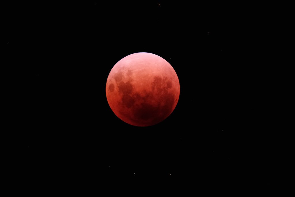 MediaManAndy's tweet photo. Super blue blood moon from last night. @WS_Weekly @commnewsgroup @Perth_Today #SuperBlueBloodMoon perth #SuperBlueBloodMoon Australia https://t.co/5yhwtHEBhy
